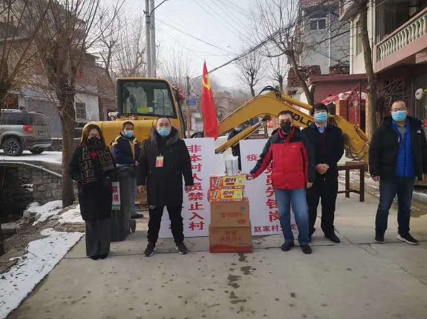 當前，新型冠狀病毒的肺炎疫情防控形勢嚴峻，小區是城市治理的基本單元，物業更是疫情防控的第一戰線。疫情就是命令，防控就是責任，為打贏這次防疫戰，三箭物業公司于1月23日便成立了應對新型冠狀病毒疫情聯防聯控領導小組，明確分工，各司其職，把做好疫情防控工作作為當前的首要任務，迅速安排各物管部積極采取防控措施，竭力守護業主、員工的健康安全，維護園區的和諧穩定。